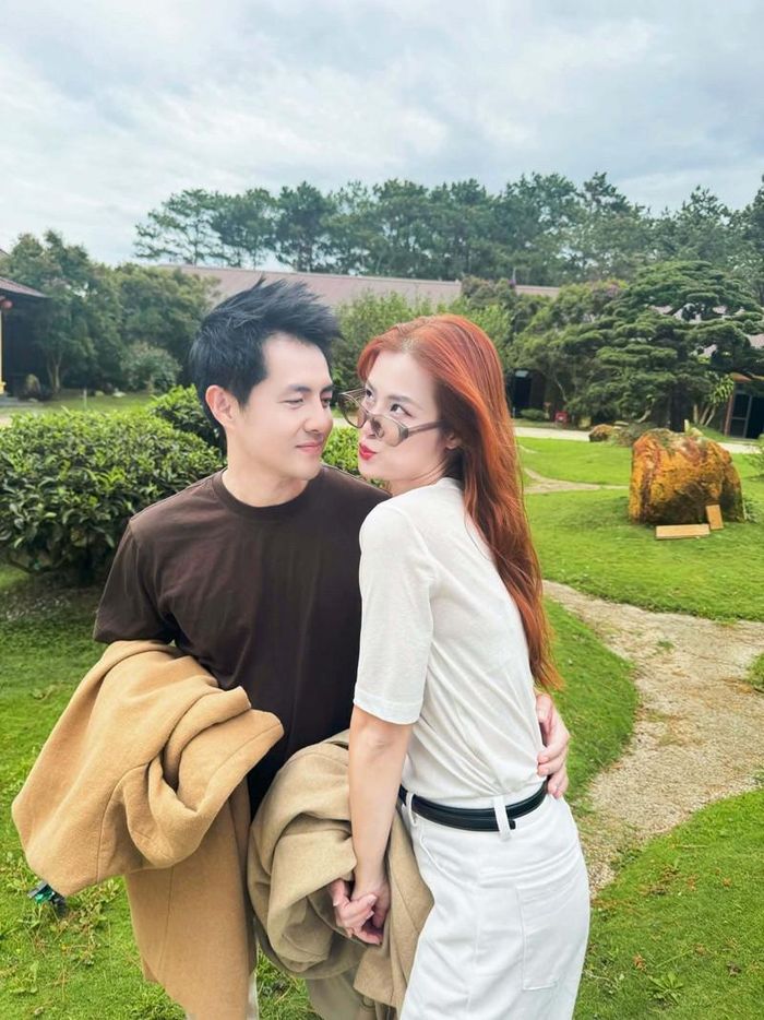 Vợ chồng Đông Nhi và Ông Cao Thắng tình tứ, ngọt ngào bên nhau.