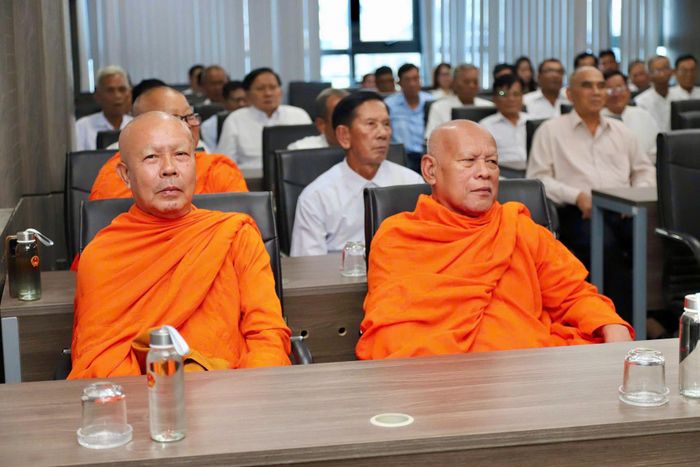 Các đại biểu Người có uy tín tỉnh Vĩnh Long tham dự buổi gặp mặt