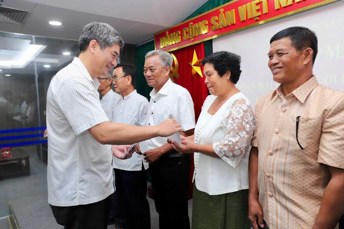 Thứ trưởng Bộ Dân tộc và Tôn giáo Y Vinh Tơr tặng quà các đại biểu Người có uy tín