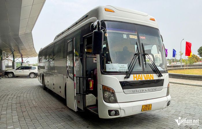 Bệnh viện tổ chức đưa đón y bác sĩ đi về trong ngày bằng nhiều chuyến ô tô, đón tại nhiều điểm. Ảnh: Phạm Hải