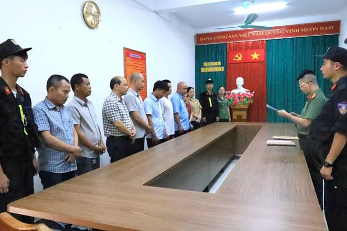 Công an tỉnh Lạng Sơn thi hành quyết định khởi tố bị can, lệnh bắt bị can để tạm giam đối với các đối tượng. Ảnh: Công an tỉnh Lạng Sơn