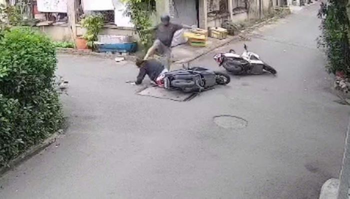 Người đàn ông đạp vào đầu cô gái sau va chạm giao thông. Ảnh cắt từ clip