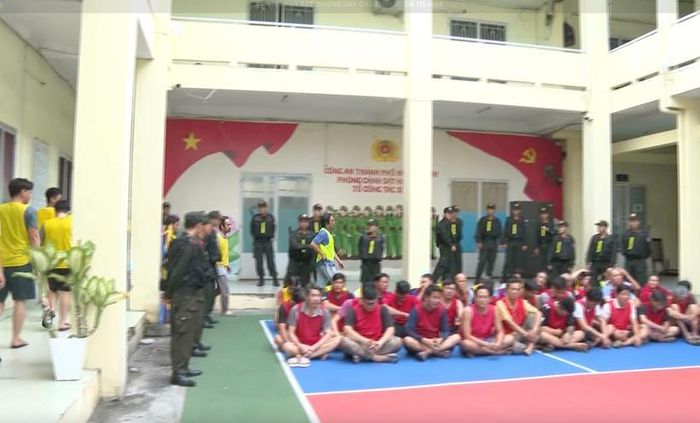 Các đối tượng liên quan đến hai đường dây đánh bạc và tổ chức đánh bạc.