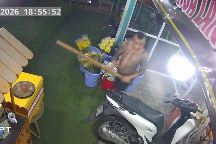 Ảnh cắt từ clip camera an ninh ghi lại cảnh Huy đập phá tài sản. (Ảnh:CA)