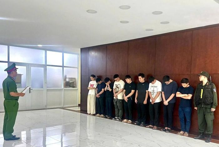 Công an thực hiện thủ tục tố tụng đối với các đối tượng. (Ảnh: CA TP HCM)