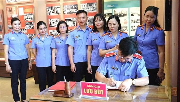  Đồng chí Lý Văn Huấn, Bí thư Đảng ủy, Viện trưởng VKSND tỉnh Tuyên Quang ghi lưu bút tại tại Nhà trưng bày thân thế, sự nghiệp đồng chí Hoàng Quốc Việt. Ảnh: Bùi Mạnh Cường