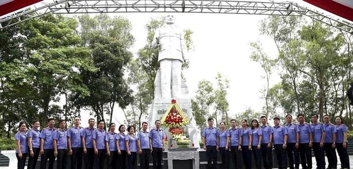  Các đại biểu dâng hương và chụp ảnh lưu niệm trước Tượng đài đồng chí Hoàng Quốc Việt. Ảnh: Bùi Mạnh Cường