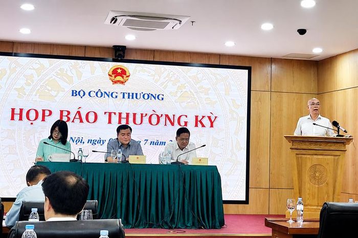 Ông Trần Thanh Hải trả lời về quản lý xe ô tô nhập khẩu diện quà biếu, quà tặng tại buổi họp báo thường kỳ.