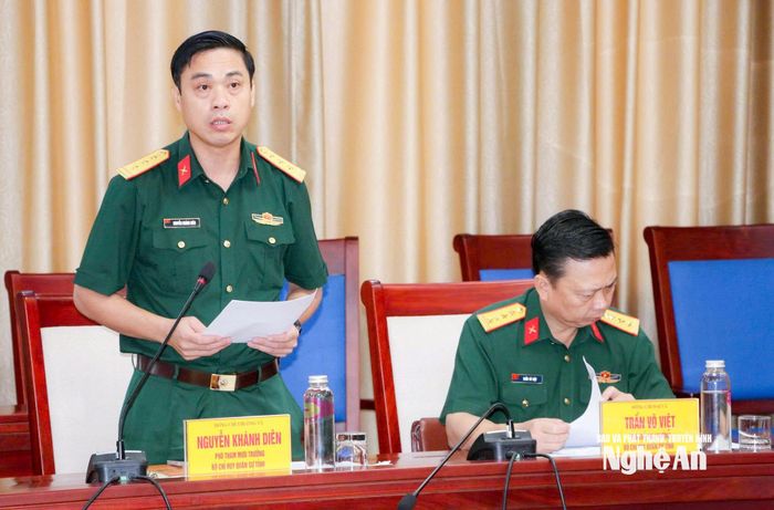 Thượng tá Nguyễn Khánh Diên - Phó Tham mưu trưởng Bộ Chỉ huy Quân sự tỉnh trình bày dự thảo kế hoạch. Ảnh: Thái Dương