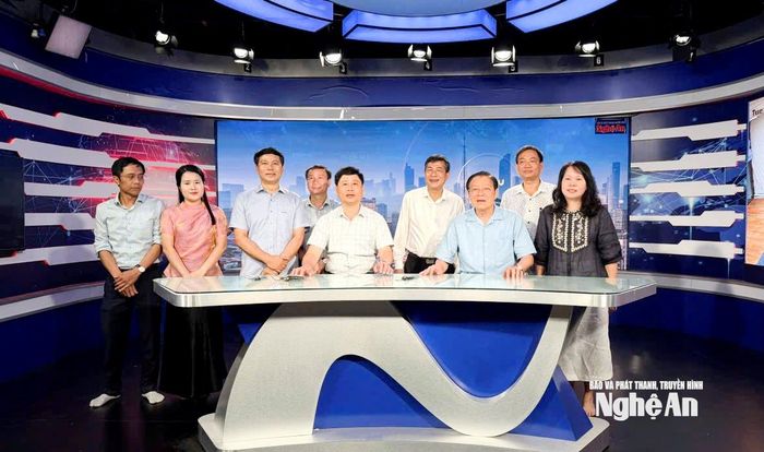 Đồng chí Phan Đình Trạc thăm trường quay Minh Hồng, Báo và phát thanh, truyền hình Nghệ An. Ảnh: Cảnh Hồng
