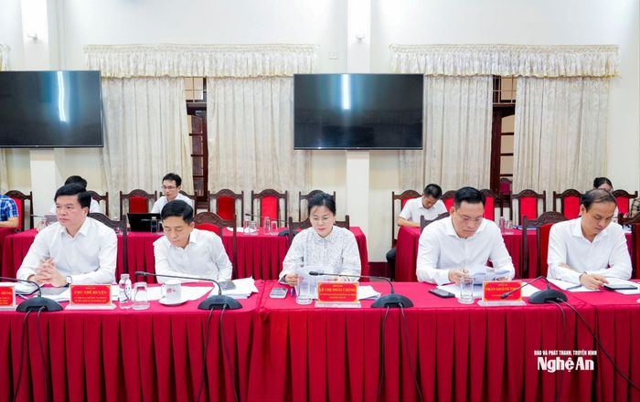 Ủy viên Ban Thường vụ Tỉnh ủy và lãnh đạo các sở, ngành dự phiên họp. Ảnh: Phạm Bằng