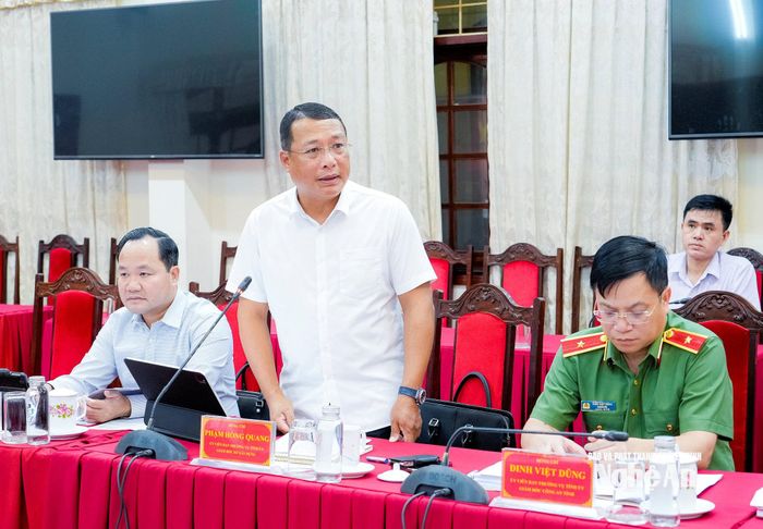 Giám đốc Sở Xây dựng Phạm Hồng Quang phát biểu tại phiên họp. Ảnh: Phạm Bằng