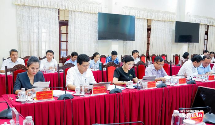 Thường trực Tỉnh ủy và Ủy viên Ban Thường vụ Tỉnh ủy dự phiên họp. Ảnh: Phạm Bằng