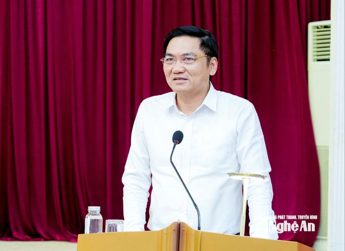 Đồng chí Hoàng Nghĩa Hiếu - Phó Bí thư Thường trực Tỉnh ủy, Chủ tịch HĐND tỉnh phát biểu tại buổi gặp mặt. Ảnh: Phạm Bằng