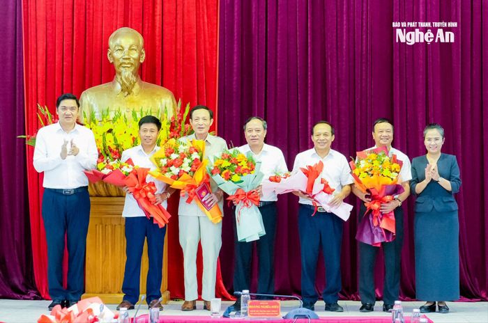 Các đồng chí trong Thường trực Tỉnh ủy, Ban Thường vụ Tỉnh ủy tặng hoa chúc mừng các đồng chí nghỉ công tác theo chế độ. Ảnh: Phạm Bằng