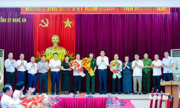 Các đồng chí trong Thường trực Tỉnh ủy, Ban Thường vụ Tỉnh ủy tặng hoa chúc mừng các đồng chí chuyển công tác. Ảnh: Phạm Bằng