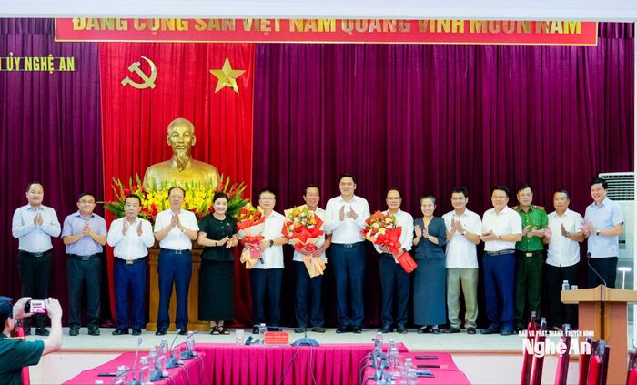Các đồng chí trong Thường trực Tỉnh ủy, Ban Thường vụ Tỉnh ủy tặng hoa chúc mừng các đồng chí nghỉ công tác theo chế độ. Ảnh: Phạm Bằng