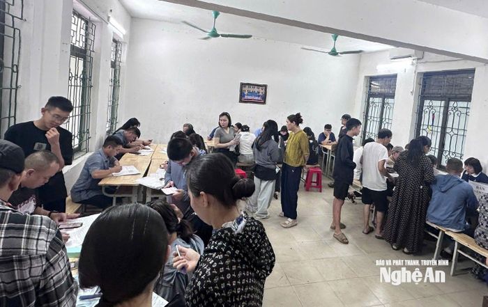 Phụ huynh đến đăng ký cho con vào học lớp 10 tại Trường THPT Nguyễn Trường Tộ. Hiện nay, nhiều trường ngoài công lập, số lượng hồ sơ đăng ký đã vượt chỉ tiêu. Ảnh: Mỹ Hà