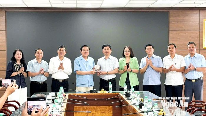 Đồng chí Phan Đình Trạc và Phó Chủ tịch UBND tỉnh Thái Văn Thành chụp ảnh lưu niệm với Ban Giám đốc Báo và phát thanh, truyền hình Nghệ An. Ảnh: Lê Hằng