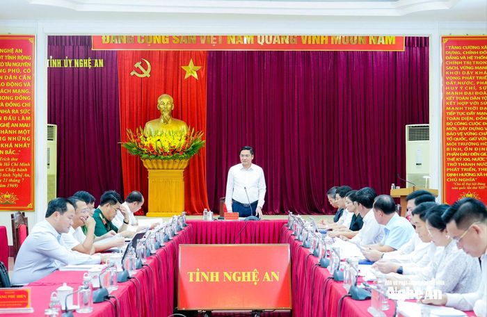 Đồng chí Hoàng Nghĩa Hiếu - Phó Bí thư Thường trực Tỉnh ủy, Chủ tịch HĐND tỉnh chủ trì phiên họp của Ban Thường vụ Tỉnh ủy. Ảnh: Phạm Bằng