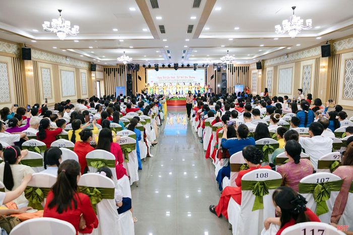 Hội LHPN Hà Tĩnh tổ chức chương trình Ngày hội Gia đình - Kết nối yêu thương nhằm lan tỏa những giá trị văn hóa gia đình tới mỗi cán bộ, hội viên.