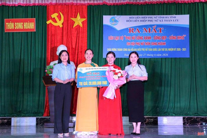 Chi hội Phụ nữ thôn Song Hoành (xã Toàn Lưu) ra mắt CLB Phụ nữ "Sống xanh, Sống đẹp, Sống khỏe", được Hội LHPN tỉnh hỗ trợ 20 triệu đồng.