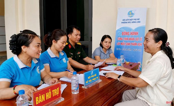 Hội LHPN phường Bắc Hồng Lĩnh hỗ trợ thân nhân liệt sĩ làm thủ tục lấy mẫu sinh phẩm ADN.