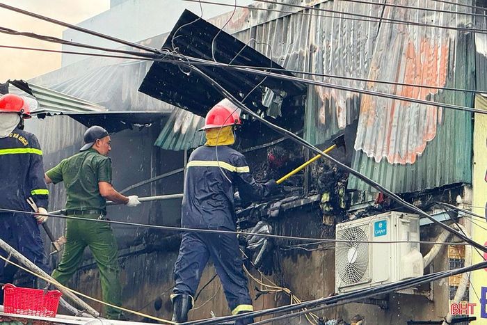 Lực lượng chức năng tiếp cận hiện trường nỗ lực chữa cháy.