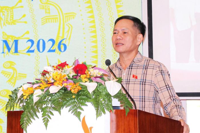 Phó Trưởng đoàn chuyên trách Đoàn ĐBQH tỉnh Trần Đình Gia tham luận tại hội nghị.