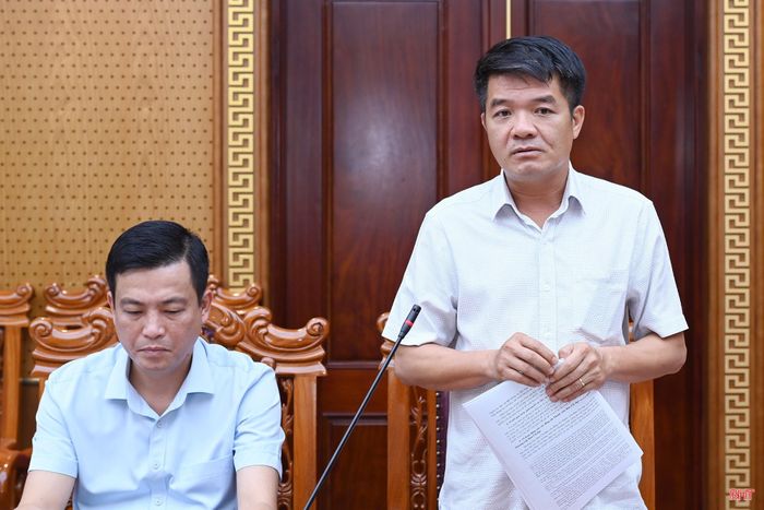 Đồng chí Trần Nhật Tân - Trưởng ban Nội chính Tỉnh ủy phát biểu tại phiên họp.