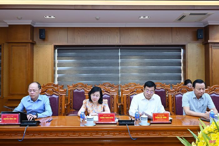 Đồng chí Nguyễn Hồng Lĩnh - Phó Bí thư Thường trực Tỉnh ủy, Chủ tịch HĐND tỉnh, Phó Trưởng ban Chỉ đạo và đại biểu dự phiên họp.