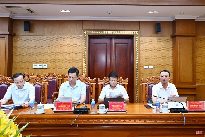Đồng chí Phan Thiên Định - Phó Bí thư Tỉnh ủy, Chủ tịch UBND tỉnh và các đại biểu dự phiên họp.