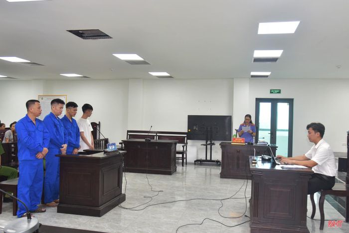 Đại diện Viện Kiểm sát nhân dân tỉnh thông qua cáo trạng của các bị cáo.