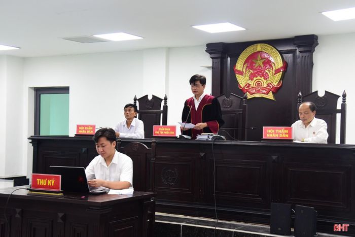 Hội đồng xét xử tuyên án.