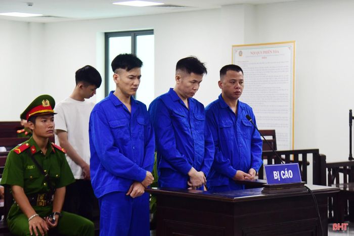 Các đối tượng trong đường dây pháo lậu quy mô "khủng" bị đưa ra xét xử.