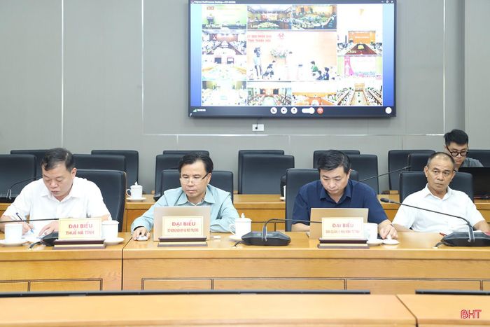 Lãnh đạo các sở, ban, ngành dự hội nghị.