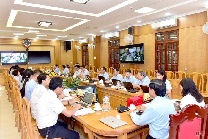  Đại biểu điểm cầu Hà Tĩnh theo dõi hội nghị. 