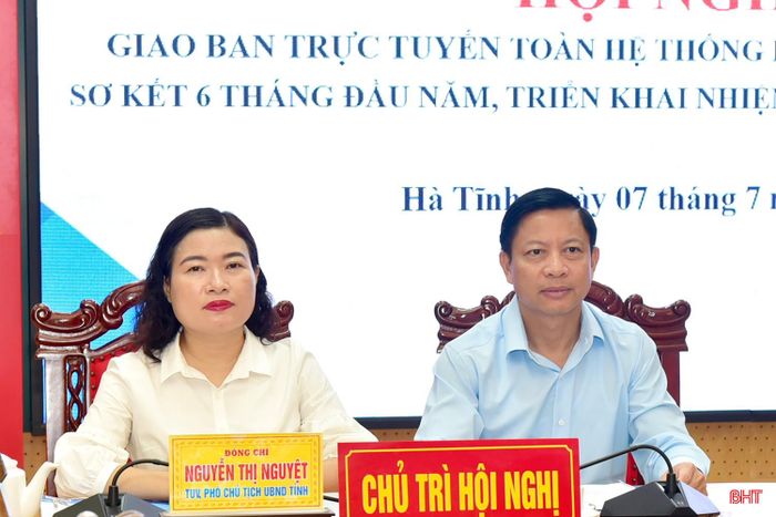 Phó Chủ tịch UBND tỉnh Nguyễn Thị Nguyệt và Giám đốc BHXH Hà Tĩnh Nguyễn Văn Đồng chủ trì tại điểm cầu Hà Tĩnh.