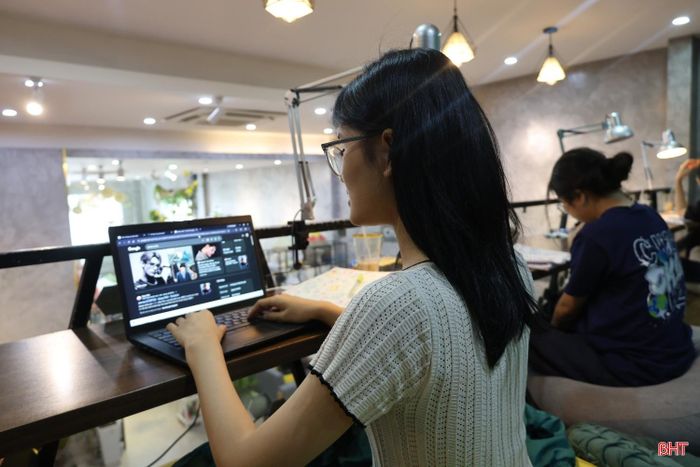 Cùng với việc xử lý những hành vi vi phạm, nâng cao kỹ năng số và văn hóa ứng xử cho người dùng là giải pháp quan trọng để xây dựng môi trường mạng an toàn, lành mạnh.