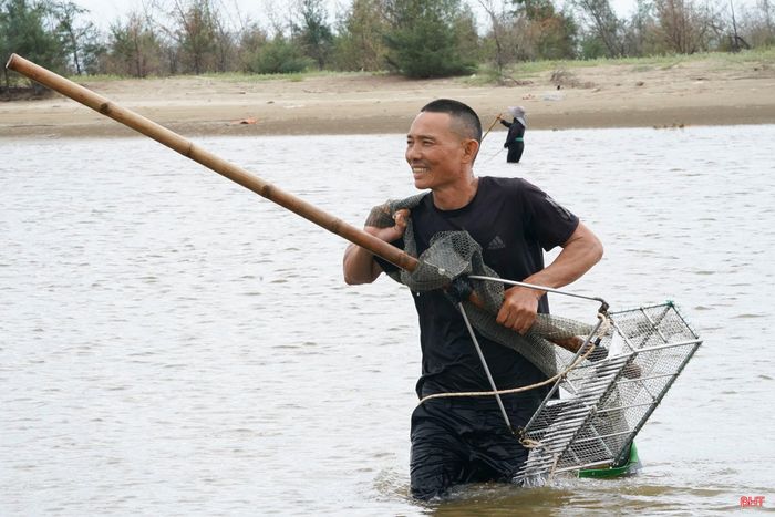  Anh Dương Văn Hải (thôn Yên Điềm, xã Lộc Hà) cho biết: "Gần một tuần nay, khúc sông này xuất hiện rất nhiều hến tự nhiên nên chúng tôi tranh thủ thu hoạch. Hôm nhiều, tôi cào được 40 - 50 kg hến, thu về từ 1 - 1,5 triệu đồng, ít thì được khoảng 10 - 20 kg. Đây là công việc thời vụ, không phải đầu tư nhiều nhưng thu nhập cũng khá cao". 