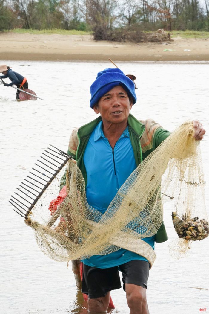 Niềm vui của người dân sau một mẻ cào.