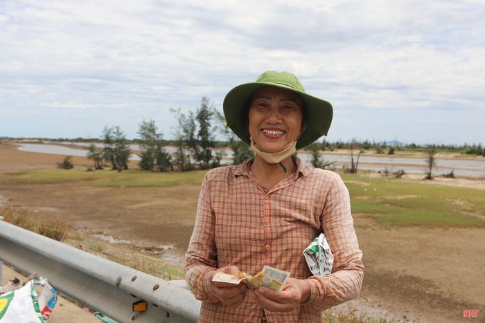 Việc cào hến trên sông Lạch Kèn góp phần giúp người dân địa phương cải thiện cuộc sống.