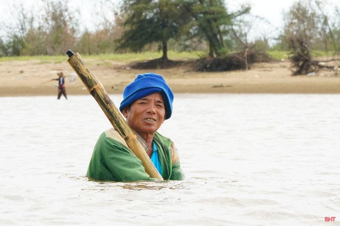 Nhiều người dầm mình trong khu vực nước ngập sâu để hi vọng mang về nhiều "chiến lợi phẩm".