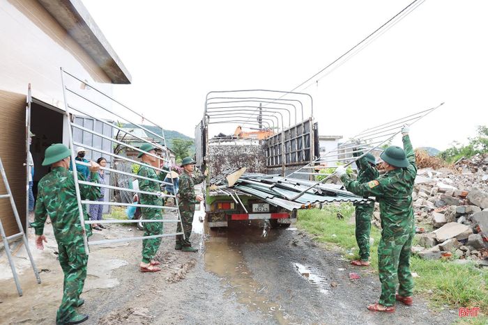Gần 250 chiến sĩ cùng cán bộ, đảng viên đã được huy động để hỗ trợ công tác tháo dỡ, di dời tài sản.