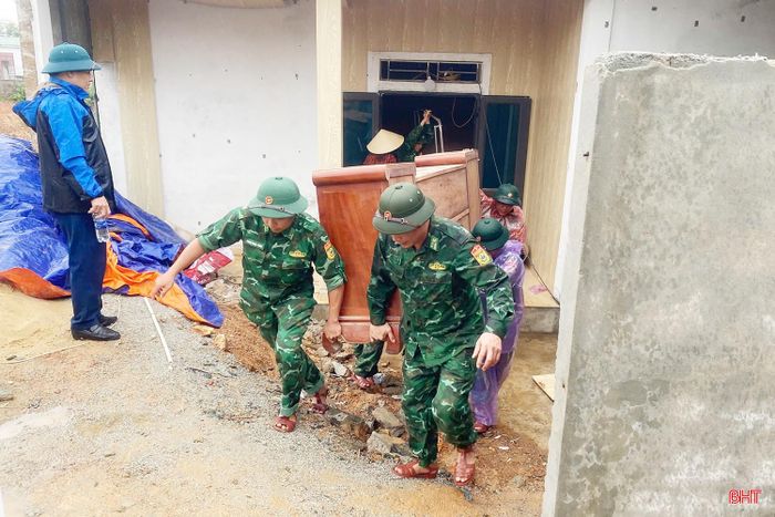 Lực lượng chức năng tổ chức tháo dỡ, hỗ trợ người dân di dời tài sản để nhường đất cho dự án.