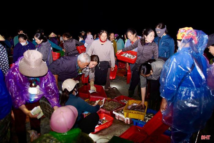 Không khí nhộn nhịp tại Cảng cá Cửa Nhượng (xã Thiên Cầm).