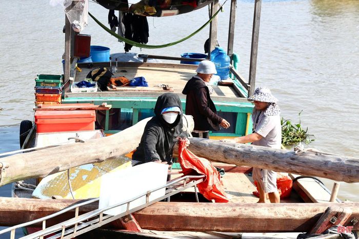 Ngư dân xã Thiên Cầm chuẩn bị các điều kiện trước khi vươn khơi.