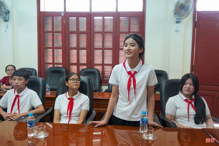Đại diện học sinh tham dự chương trình "Hoa dâng Bác" phát biểu tại buổi gặp mặt.