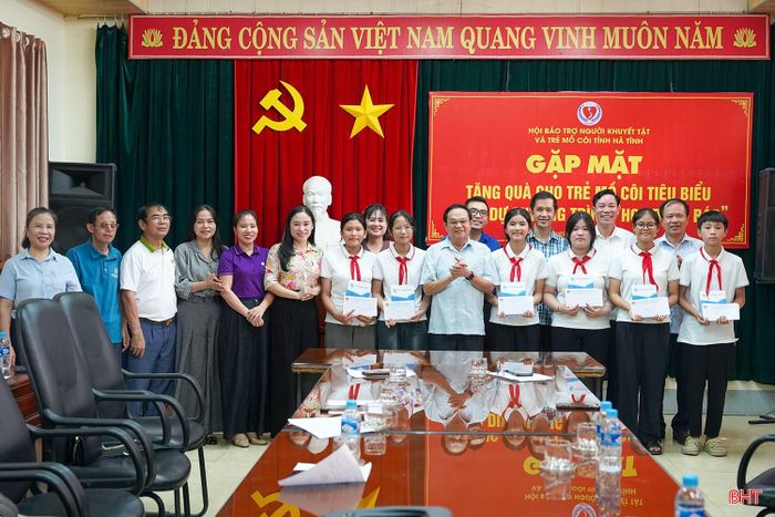 Lãnh đạo các đơn vị và nhà tài trợ tặng quà các em trước khi lên đường tham dự chương trình "Hoa dâng Bác".