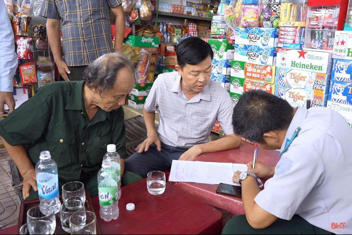 Tổ công tác phường Thành Sen lập biên bản tại hiện trường các trường hợp vi phạm.